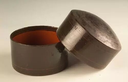 西汉  针刻纹漆奁 
湖南省长沙马王堆汉墓出土
湖南省博物馆藏
