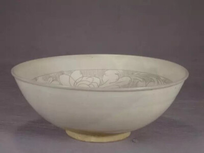 北宋  磁州窑白釉划花缠枝莲纹大碗
观复博物馆藏
