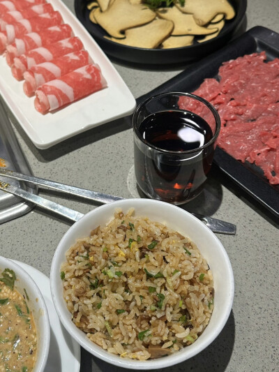 到了下关那是分秒必争干饭！
菌汤煮牛肝菌也是喝不腻哒菌子炒饭镬气满满临走还打包走一份
等消化的时间顺便把春节档的最后一场给补了
戏幕落发现戏作寿司大排长龙
那就隔壁DQ稍坐这边炫完倒杯不洒那边到号完美衔接hh…