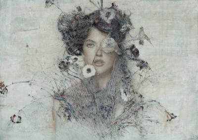 丹尼尔·比尔梅斯，这位在洛杉矶挥洒灵感的当代画家，总在画布上玩着奇妙的平衡术。他把现实主义揉进象征与抽象的漩涡，用指尖摩挲出的质感与眉目流转的神情，将寻常日子与奇幻想象织成同一片锦缎。他的画里，既有破…