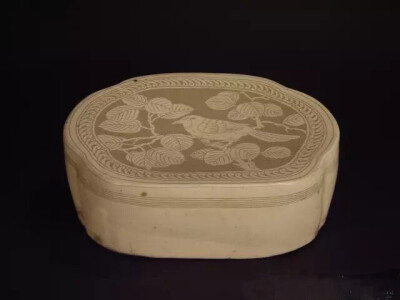 磁州窑白釉刻花花鸟纹瓷枕    宋代
观复博物馆藏
