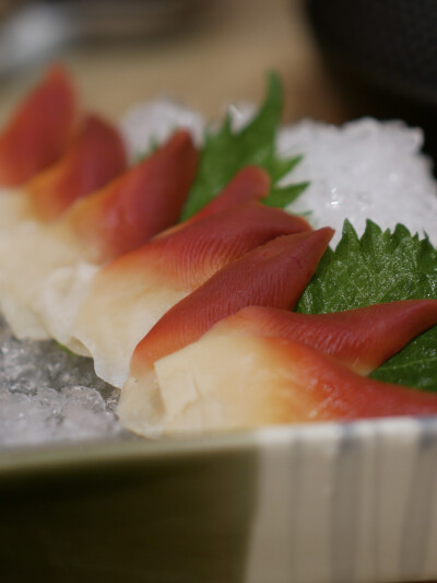 到了下关那是分秒必争干饭！
菌汤煮牛肝菌也是喝不腻哒菌子炒饭镬气满满临走还打包走一份
等消化的时间顺便把春节档的最后一场给补了
戏幕落发现戏作寿司大排长龙
那就隔壁DQ稍坐这边炫完倒杯不洒那边到号完美衔接hh…