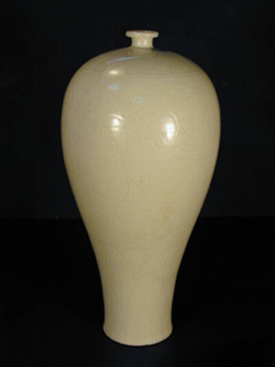 北宋  定窑白釉划花牡丹纹梅瓶
观复博物馆藏
