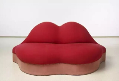 ▲《梅西唇沙发》（1937）达利 作现藏于鹿特丹博伊曼斯·范伯宁恩美术馆