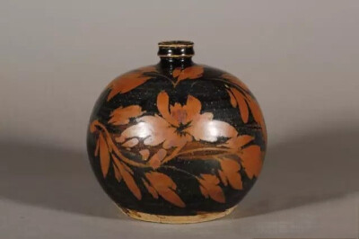 金代  磁州窑黑釉铁锈花嘟噜瓶 
观复博物馆藏
