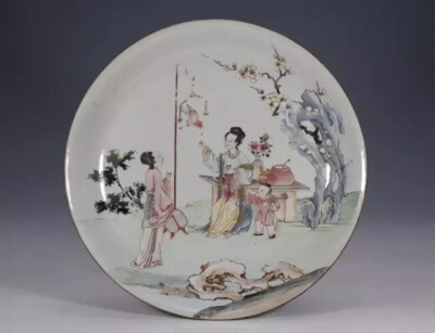 清乾隆  粉彩仕女婴戏纹盘
观复博物馆藏
