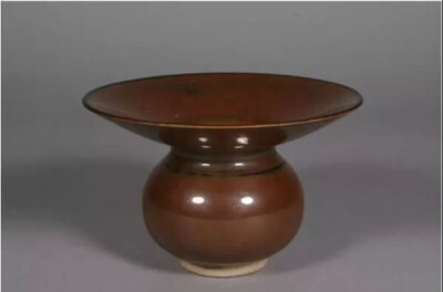 北宋  定窑酱釉渣斗
观复博物馆藏
