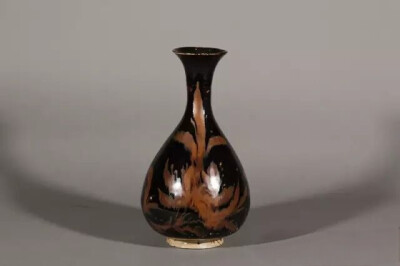 金代  磁州窑铁绣花玉壶春瓶 
观复博物馆藏
