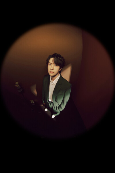 YIBO-OFFICIAL：
#YIBO MOMENT#
正月十五，元宵佳节✨
灯火可亲，阖家圆满，好运连绵！
祝大家元宵节快乐！@UNIQ-王一博 ​​​