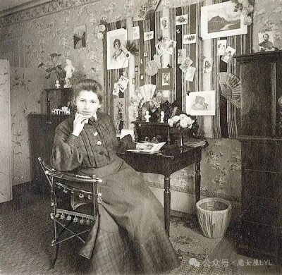 索菲·陶贝尔·阿尔普 (Sophie Taeuber-Arp)，《达达头像》，1920 年。
索菲·托伊伯-阿尔普 Sophie Taeuber-Arp
1889年1月19日—1943年1月13日
出生于瑞士达沃斯，于瑞士苏黎世去世。
