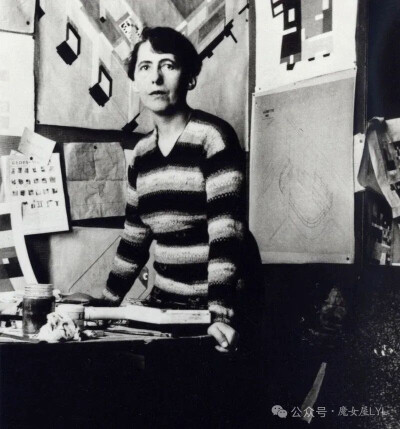 索菲·陶贝尔·阿尔普 (Sophie Taeuber-Arp)，《达达头像》，1920 年。
索菲·托伊伯-阿尔普 Sophie Taeuber-Arp
1889年1月19日—1943年1月13日
出生于瑞士达沃斯，于瑞士苏黎世去世。
