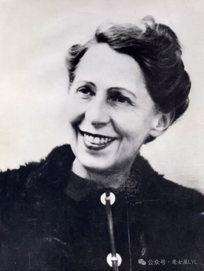 索菲·陶贝尔·阿尔普 (Sophie Taeuber-Arp)，《达达头像》，1920 年。
索菲·托伊伯-阿尔普 Sophie Taeuber-Arp
1889年1月19日—1943年1月13日
出生于瑞士达沃斯，于瑞士苏黎世去世。
