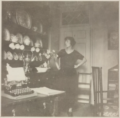 薇薇安·艾略特在克拉伦斯门花园9号与她的打字机合影，约1921-22年。© iiif.lib.harvard.edu