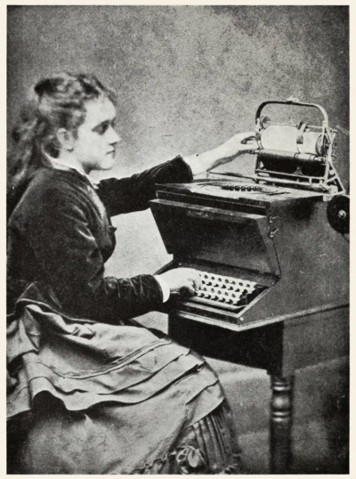 莉莲·肖尔斯 (Lillian Sholes) 于1872年展示了她父亲克里斯托弗·莱瑟姆·肖尔斯发明的打字机原型。© archive.org