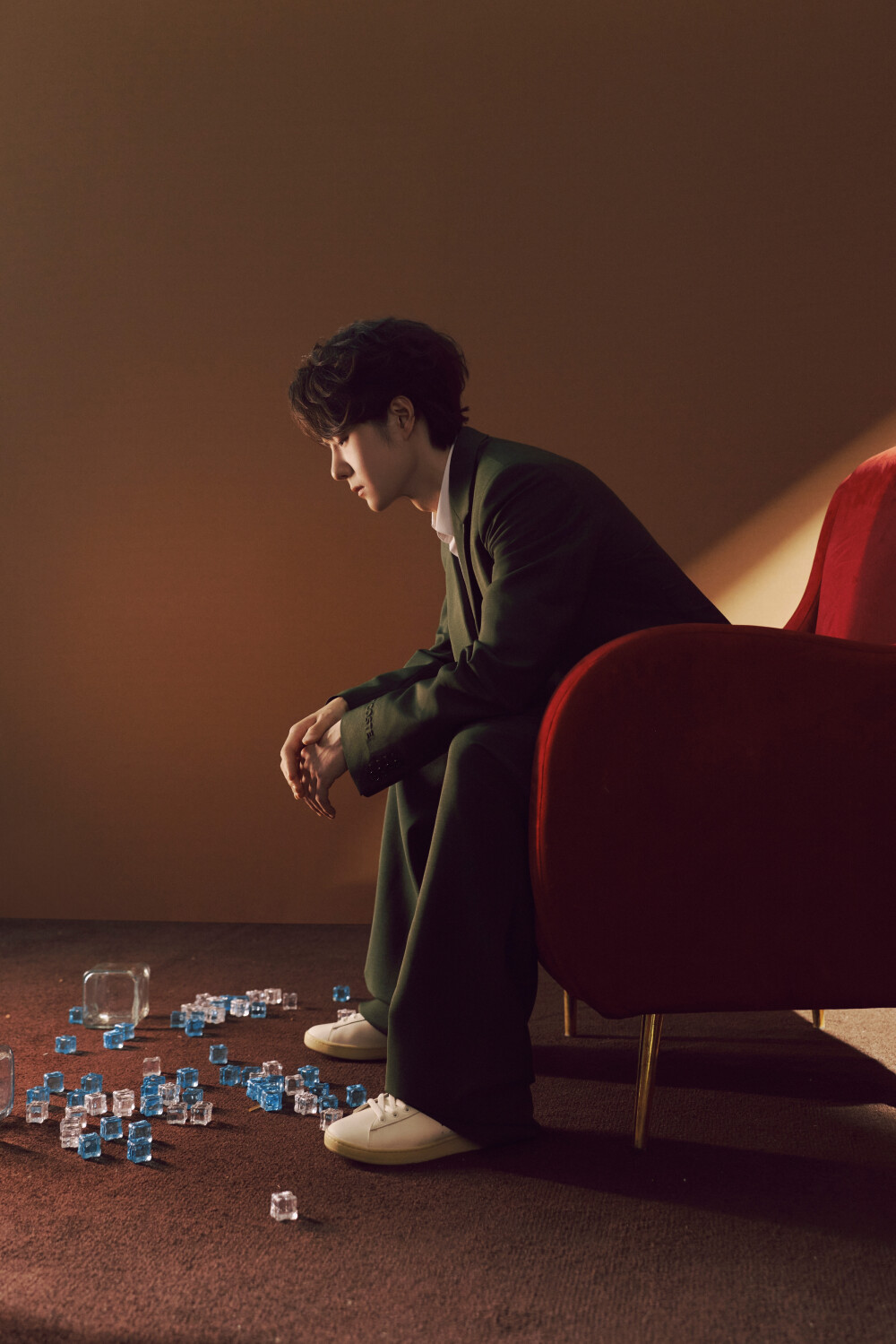 YIBO-OFFICIAL：
#YIBO MOMENT#
正月十五，元宵佳节✨
灯火可亲，阖家圆满，好运连绵！
祝大家元宵节快乐！@UNIQ-王一博 ​​​