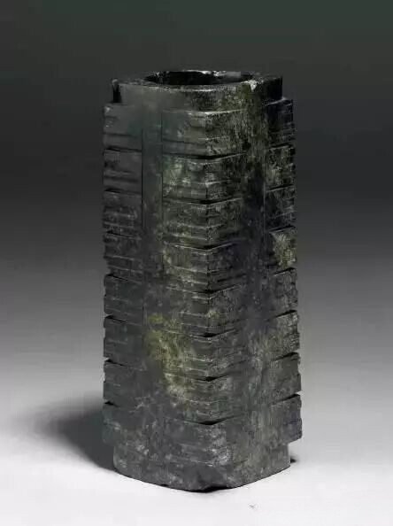 约公元前2500年  玉琮
大英博物馆藏
