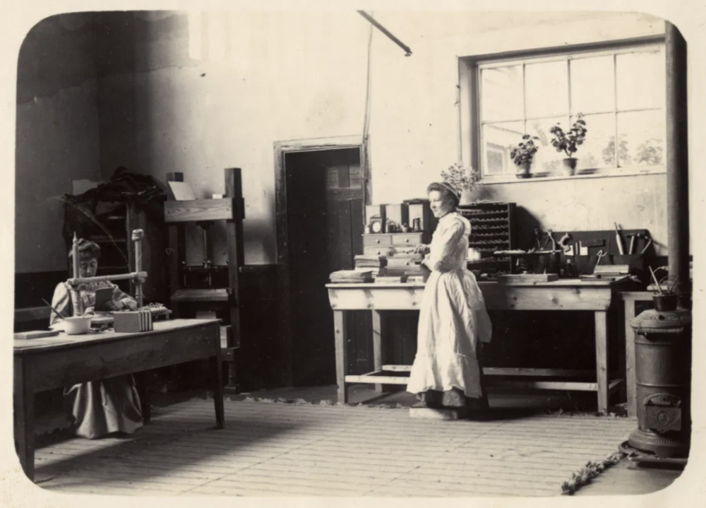 玛丽·韦尔德在赖伊的沃奇贝尔街工作室装订作坊，约1901-1904年。© 哈佛大学霍顿图书馆