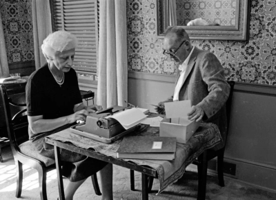 薇拉和纳博科夫在客厅的桌子旁，由卡尔·迈丹斯（Carl Mydans）于1958年拍摄。© Carl Mydans/Time & Life Pictures