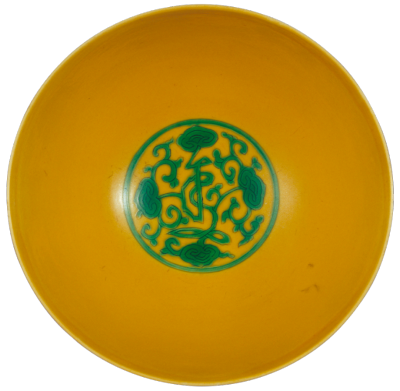 清康熙 黄地绿彩里寿字外龙凤纹碗