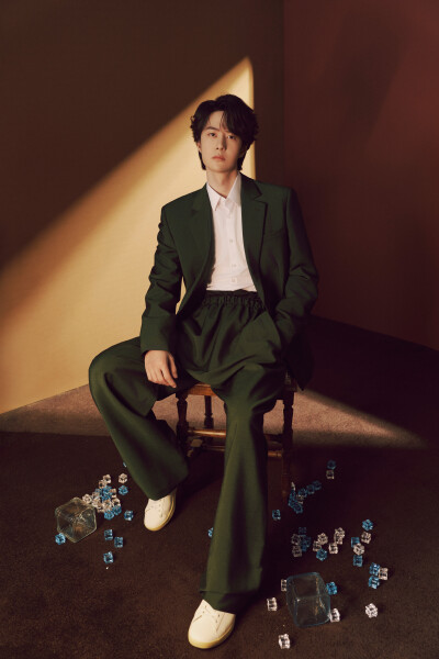 YIBO-OFFICIAL：
#YIBO MOMENT#
正月十五，元宵佳节✨
灯火可亲，阖家圆满，好运连绵！
祝大家元宵节快乐！@UNIQ-王一博 ​​​