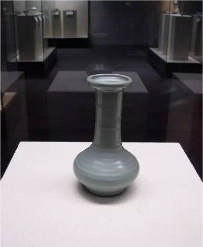 南宋  龙泉窑长颈瓶
四川遂宁博物馆藏

