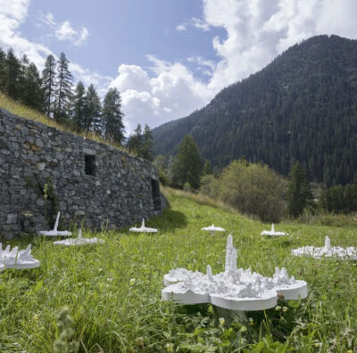 Helen Chadwick,1953年生于英国克罗伊登，1996年逝于英国伦敦，Piss Flowers，1991–1992年，青铜、纤维素漆，12件 ©Muzeum Susch / Art Stations Foundation，摄影：Maja Wirkus
