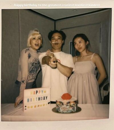 全家人为Eason庆生的合照