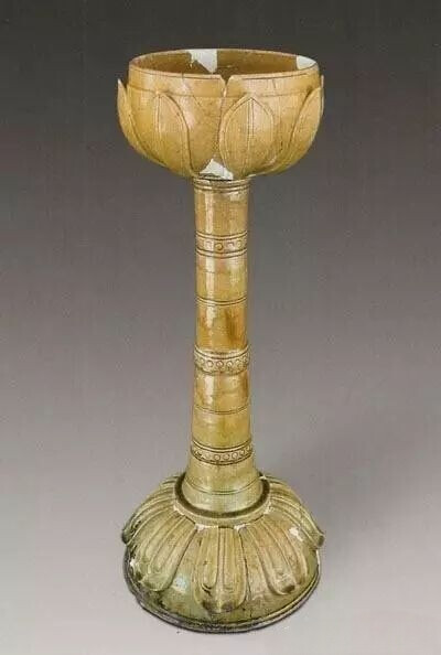 北齐  高柄莲花灯
山西省博物院藏
