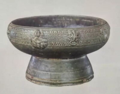 西晋  青釉贴塑佛像印纹豆
北京故宫博物院藏
