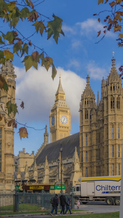 大海把所有的蔚蓝都揉碎，
灯塔像不肯沉没的星光。
by.@overwater