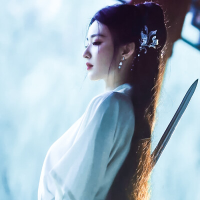 寂寞泉台，今夜呼君遍。
朦胧见，鬼灯一线，露出桃花面。