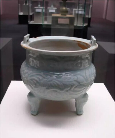 南宋  龙泉窑三足炉
四川遂宁博物馆藏

