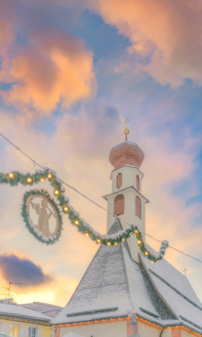下雪的苹果月
当雪缓缓降落，
远方的山峦和近处的思念，
都变成了同一种颜色。
拍摄于 意大利.多罗米蒂山脉的 Ortisei小镇
by.@overwater