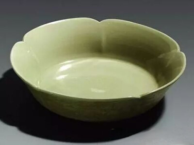 唐代  五瓣葵口秘色瓷碟
陕西法门寺藏
