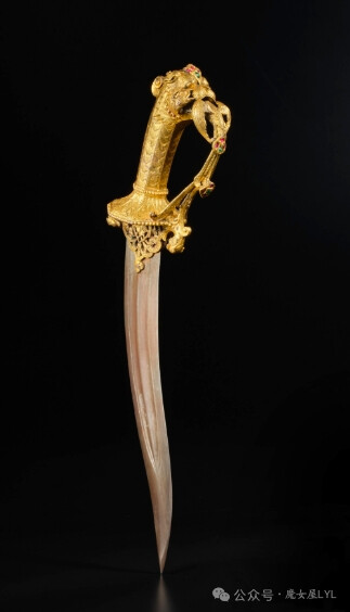 一件精美绝伦、意义非凡的动物造型鎏金铜匕首，镶嵌红宝石和祖母绿，产地：印度德干高原，比贾布尔或戈尔康达，16世纪晚期