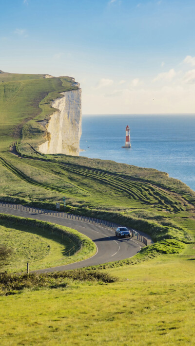大海把所有的蔚蓝都揉碎，
灯塔像不肯沉没的星光。
by.@overwater