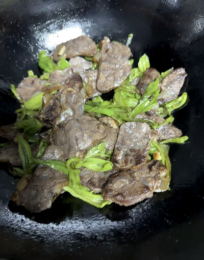 网友女儿十一岁一个人炫七八两熟的牛腱子，还要配米饭。本来九十多斤，连着吃二十多天的牛肉瘦到八十多了。就这种先卤后炒的。