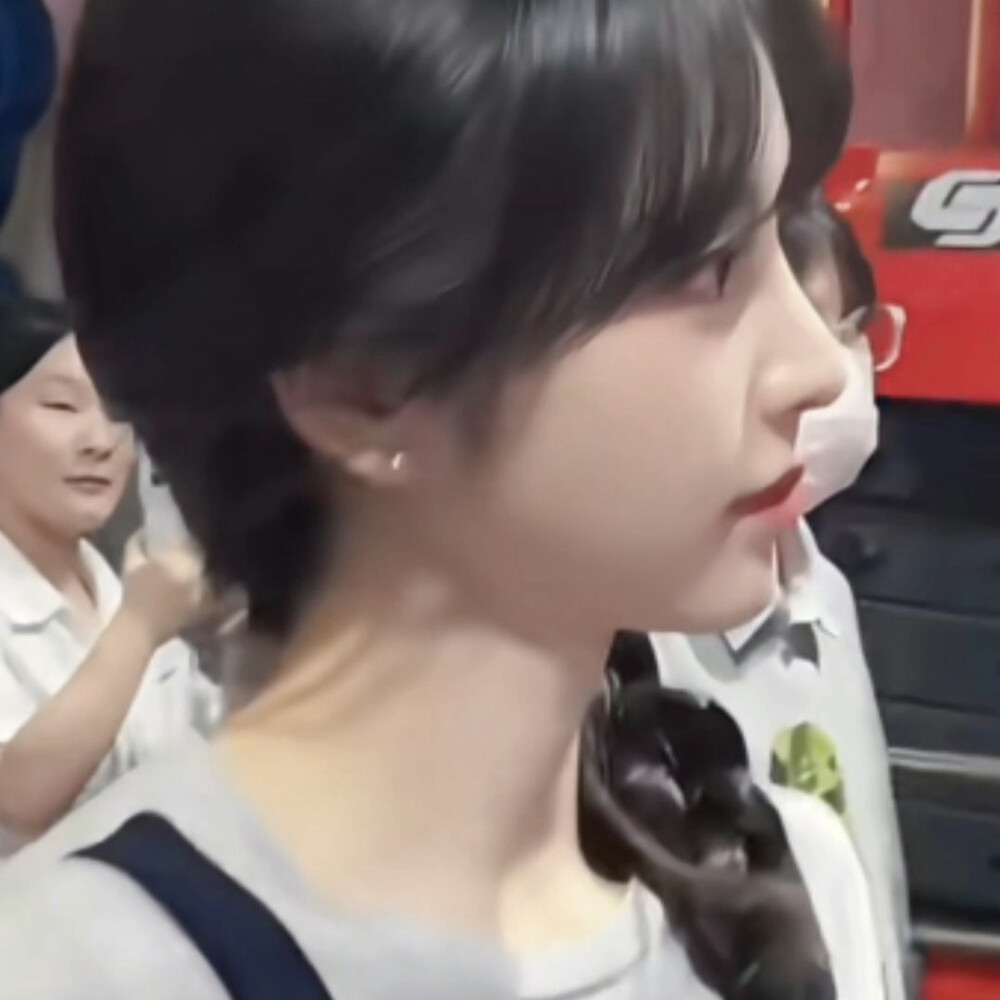 落地陌生的机场带一点桔梗味