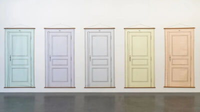 Edita Schubert：Profusion，2025年，展览现场，Doorway(Vrata) (1–12)，1978年，布面丙烯，230 × 116 厘米（每联），Kunsthalle Praha藏 ©Muzeum Susch / Art Stations Foundation，摄影：Federico Sette
