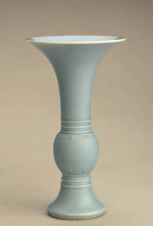 清康熙  天蓝釉花觚
北京故宫博物院藏
