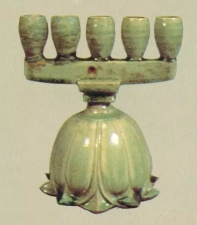 南朝  青瓷五联灯台
日本出光美术馆藏
