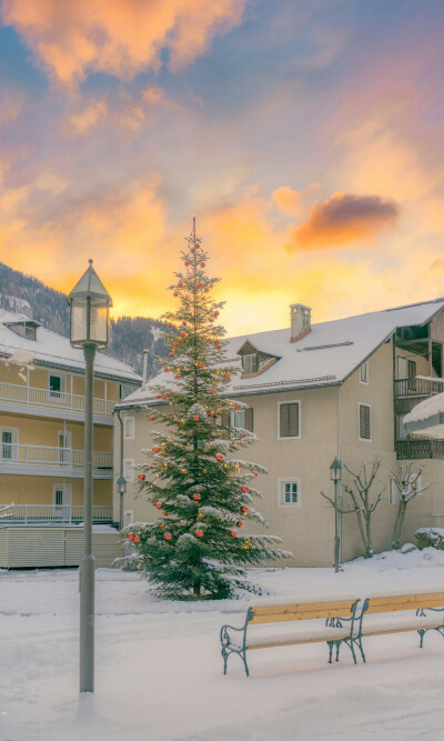 下雪的苹果月
当雪缓缓降落，
远方的山峦和近处的思念，
都变成了同一种颜色。
拍摄于 意大利.多罗米蒂山脉的 Ortisei小镇
by.@overwater