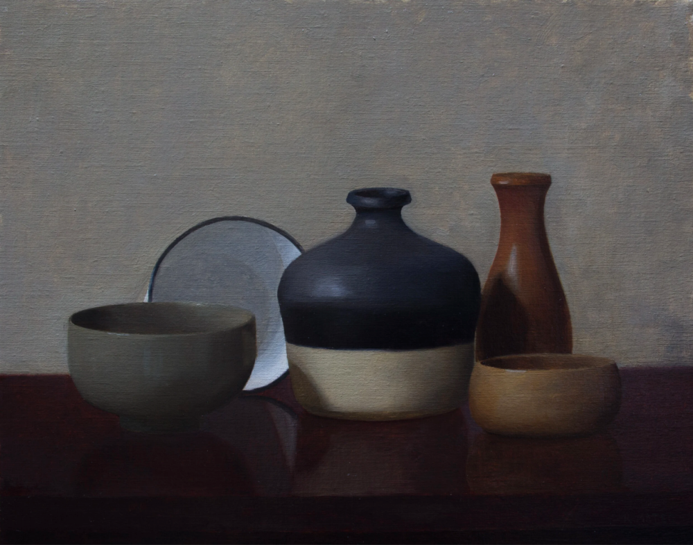 罗德里戈·马特奥是一位西班牙当代具象画家，以细腻而富有情绪张力的人物绘画而受到关注。他出生于西班牙，接受系统的学院派训练，在扎实的素描与油画基础之上发展出兼具古典结构与当代表达的个人风格。马特奥的创作多围绕人物肖像与半身像展开，尤其强调人物的精神状态与内在情绪。他擅长通过柔和却层次丰富的光影塑造体积，运用低饱和度的综合色调营造安静、内省的氛围。背景通常被处理得简洁甚至略带抽象，使观者的注意力集中在人物面部与姿态所传达的心理暗示之上。人物往往带有沉思或克制的表情，画面仿佛停留在情绪正在形成的瞬间，具有电影般的静态叙事感。