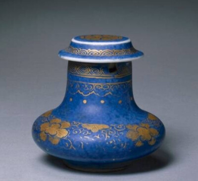 清康熙  洒蓝釉描金花卉纹带盖糊斗
北京故宫博物院藏
