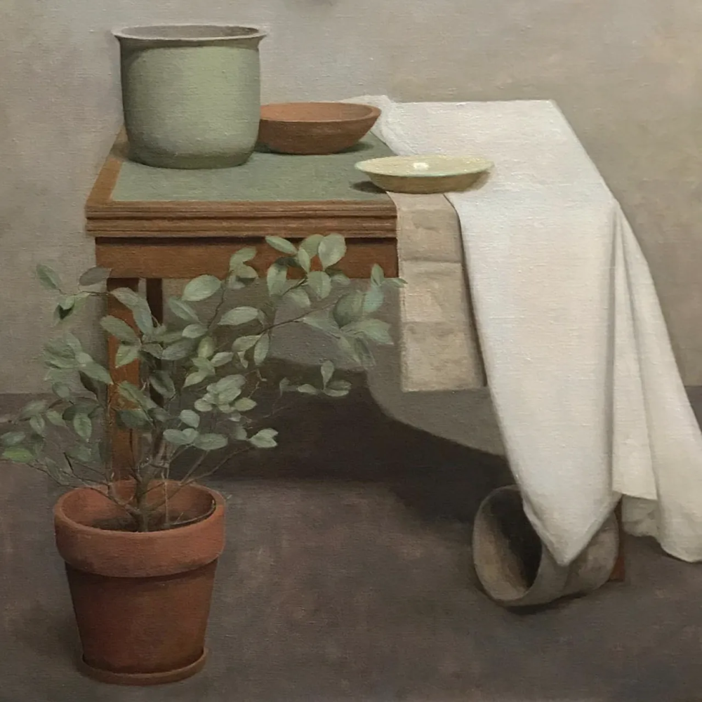 罗德里戈·马特奥是一位西班牙当代具象画家，以细腻而富有情绪张力的人物绘画而受到关注。他出生于西班牙，接受系统的学院派训练，在扎实的素描与油画基础之上发展出兼具古典结构与当代表达的个人风格。马特奥的创作多围绕人物肖像与半身像展开，尤其强调人物的精神状态与内在情绪。他擅长通过柔和却层次丰富的光影塑造体积，运用低饱和度的综合色调营造安静、内省的氛围。背景通常被处理得简洁甚至略带抽象，使观者的注意力集中在人物面部与姿态所传达的心理暗示之上。人物往往带有沉思或克制的表情，画面仿佛停留在情绪正在形成的瞬间，具有电影般的静态叙事感。