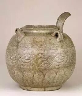 南朝  青釉莲瓣忍冬纹单柄壶  
北京故宫博物院藏
