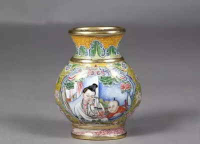 清乾隆  铜胎画珐琅开光仕女婴戏纹小瓶  
观复博物馆藏
