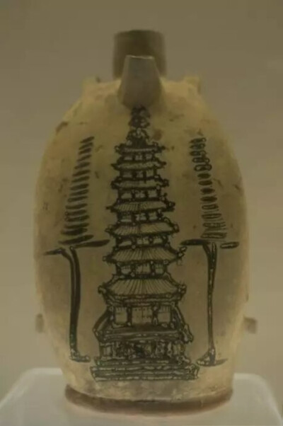 唐代  长沙窑青釉褐绿彩塔纹背壶  
湖南省博物馆藏
