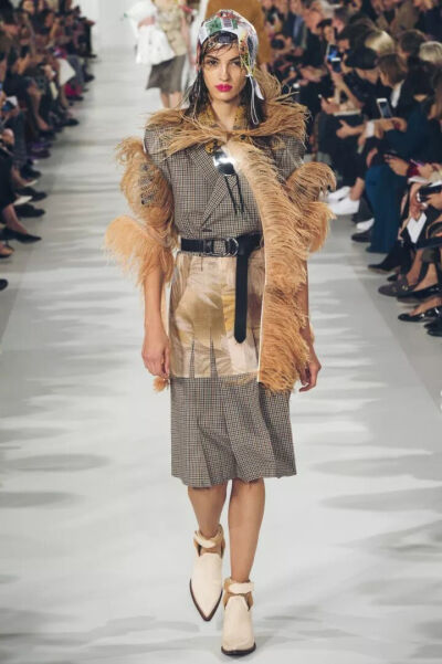 2018年春夏，John Gailliano继续加⼊了decortiqué，