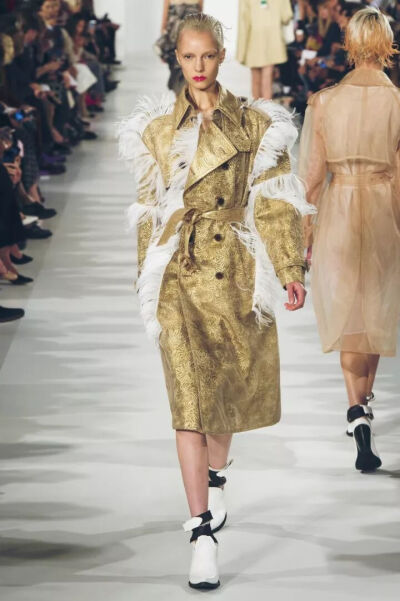 2018年春夏，John Gailliano继续加⼊了decortiqué，